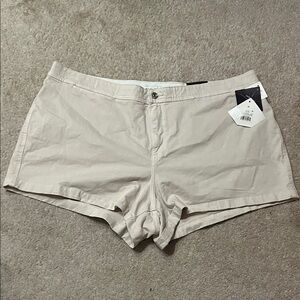 Ava & Viv Women's Cream Jean Shorts see small spot on pocket from pallet dust